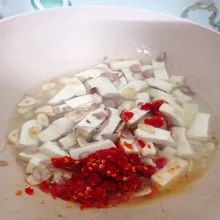 Masukkan tahu serta bumbu uleg cabai.