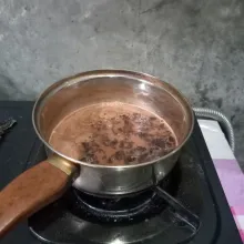 Masukkan 2 keping oreo yang sudah dihancurkan.