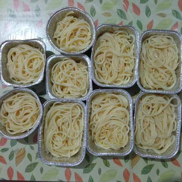 Masukkan spaghetti ke dalam wadah aluminium foil, isi sampai ¾ wadah.