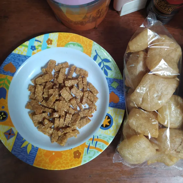 Tempe dipotong kecil-kecil kemudian digoreng. Siapkan krupuk kreceknya.