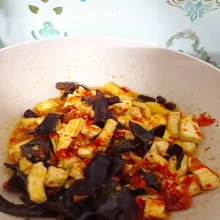 Tambahkan jamur kuping, lalu aduk rata.