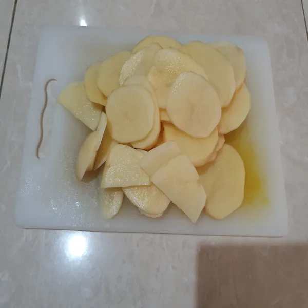 Bersihkan dan potong-potong 2 buah kentang hingga menyerupai kipas.