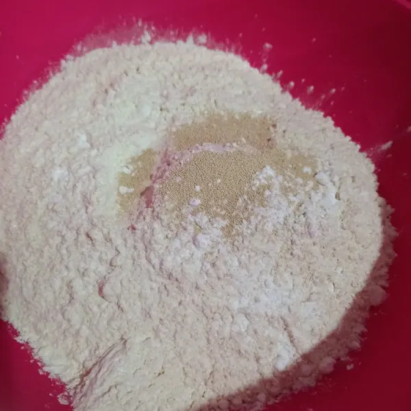 Campur tepung, ragi, gula halus, aduk merata.
