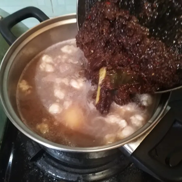 Masukkan bumbu yang sudah di tumis tadi. Masak sampai daging dan tetelan lunak.