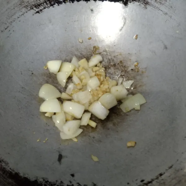 tumis bawang putih dan bawang bombay sampai harum.