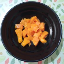 Masukkan potongan mangga ke dalam mangkuk saji.