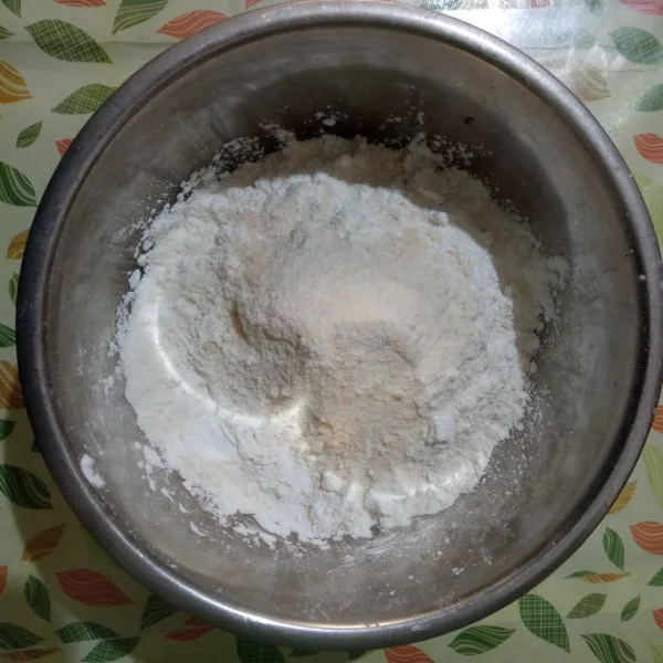 Campurkan tepung tapioka, tepung terigu, garam, lada bubuk, penyedap jamur, dan bubuk bawang putih, lalu aduk rata.