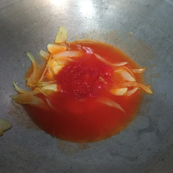 Tuang air lalu tambahkan saus sambal dan saus tomat, aduk.