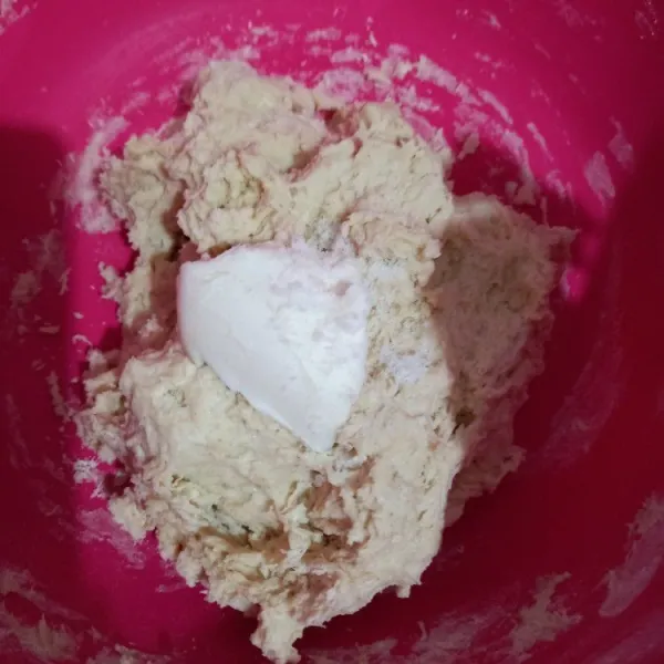 Masukkan mentega putih dan garam, uleni adonan hingga kalis.