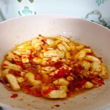 Aduk rata, tumis hingga bau langu cabai hilang.