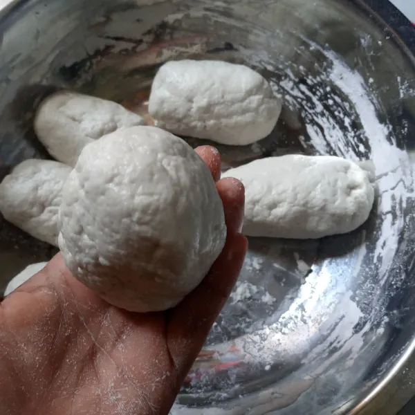 Balur tangan dengan tepung tapioka, ambil adonan secukupnya sesuai selera. Untuk bentuk kapal selam, buat silinder lalu tekan dengan jempol hingga membentuk mangkuk.