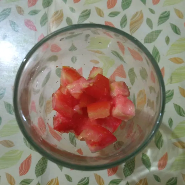 Kemudian masukkan tomat tadi ke dalam gelas saji.