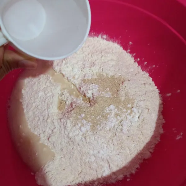 Tuang air sedikit sedikit sambil uleni adonan, jika adonan sudah menyatu hentikan menuang air.