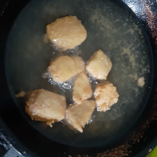 Balik ikan sampai kecokelatan lalu angkat dan matikan api lalu sajikan dengan saus keju atau mayo.