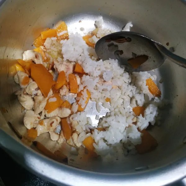 Tambahkan nasi putih dan secukupnya garam.