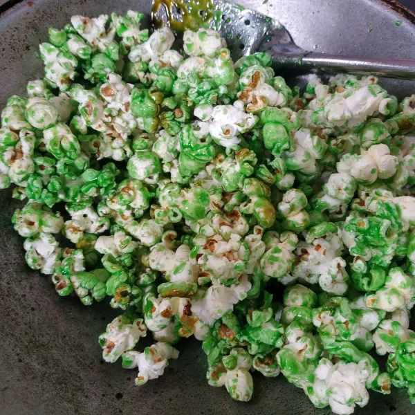 Selanjutnya masukkan popcorn aduk cepat hingga rata.