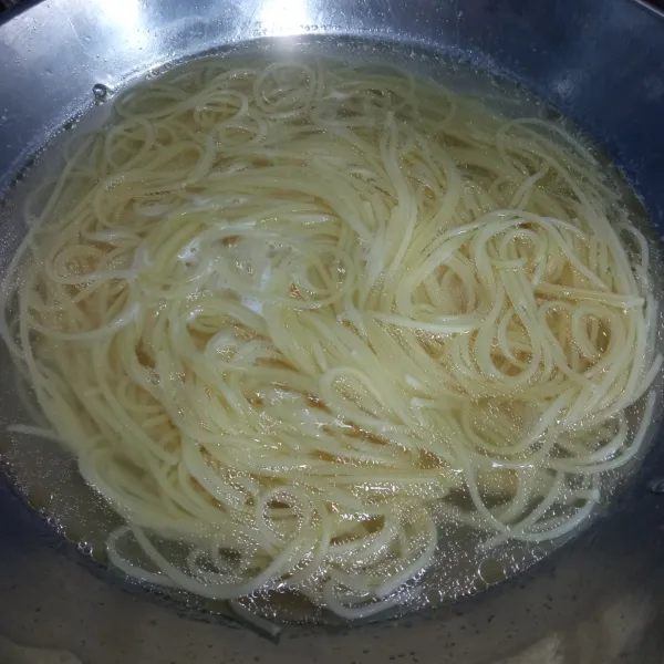 Rebus spaghetti hingga aldente, angkat, tiriskan, sisihkan.