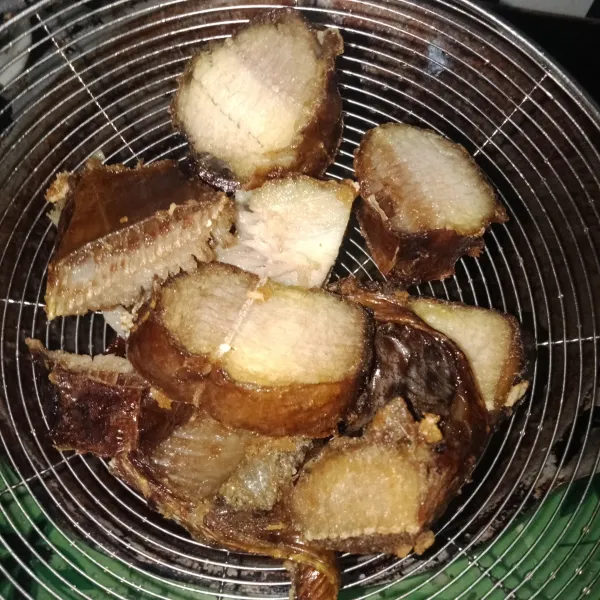 Siapkan ikan pari asapan yang sudah digoreng sebentar.
