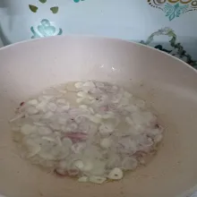 Panaskan minyak, tumis bawang merah dan bawang putih hingga layu serta sedikit kecokelatan.