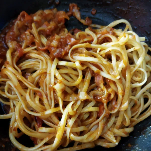 Campurkan saos dengan spaghetti, aduk rata.