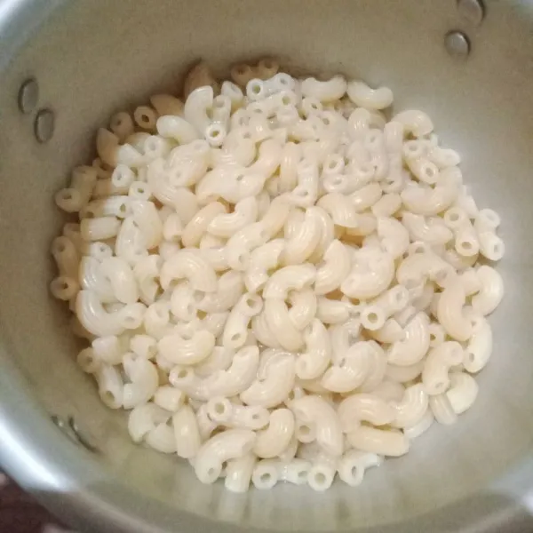 Rebus macaroni sampai empuk beri sedikit minyak agar tidak saling menempel.