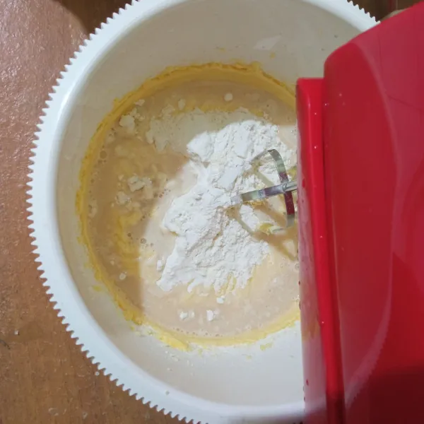 Lalu masukkan bahan biang dan sisa tepung, mixer kembali.