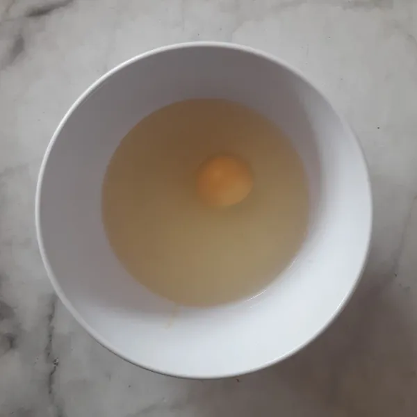 Masukkan dalam putih telur.