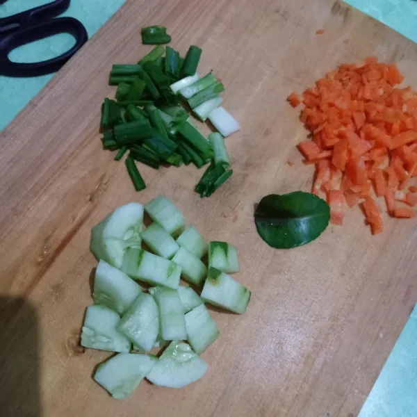 Siapkan daun bawang, daun jeruk, wortel dan mentimun.