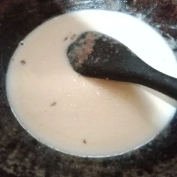 Panaskan margarin tumis bawang putih sampai harum kecilkan api, kemudian masukkan kornet dan tepung aduk cepat lalu masukkan susu.