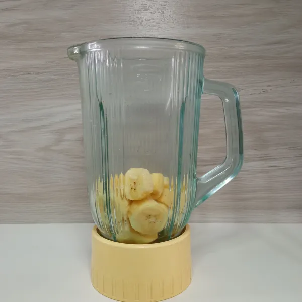 Masukkan pisang dalam blender.