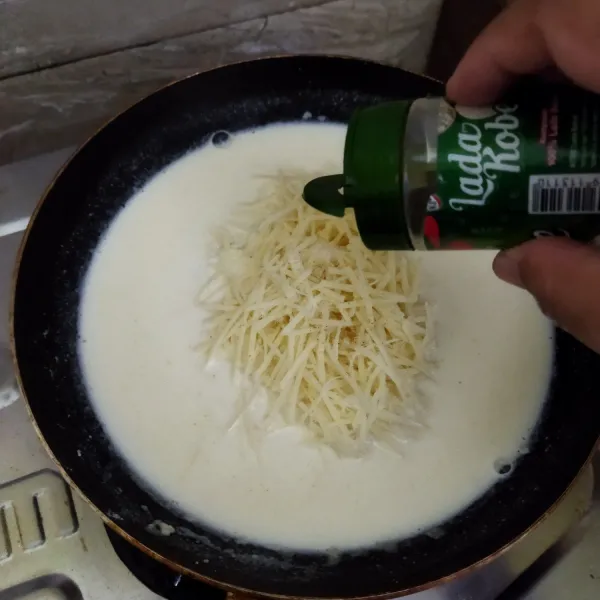 Masukkan susu cair, keju, garam dan lada.