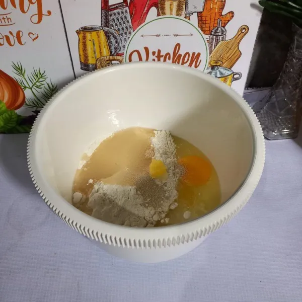 Masukkan semua bahan bolu kukus ke dalam bowl kecuali pewarna.