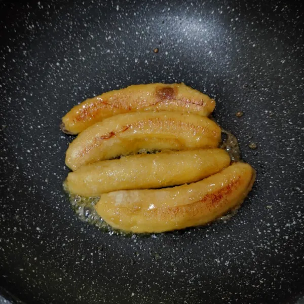 masukan salted butter dan balik kedua sisi pisang,matikan api dan dinginkan.