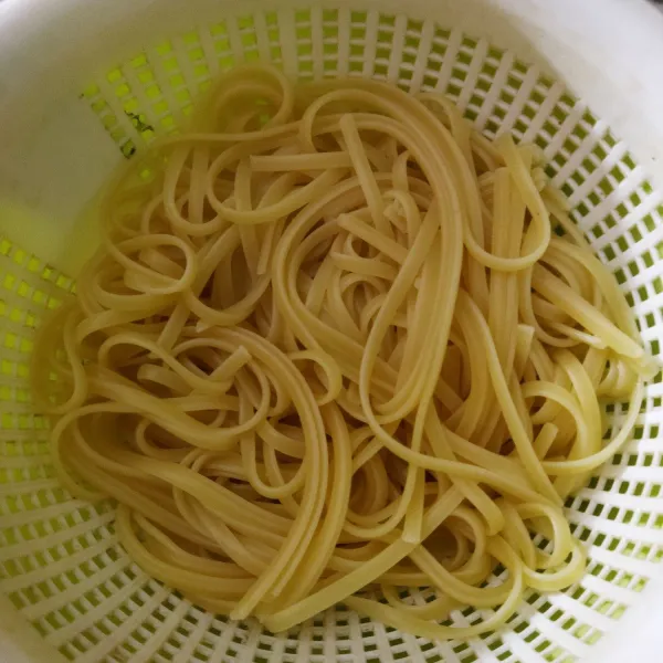Rebus spaghetti sampai aldente lalu tiriskan.