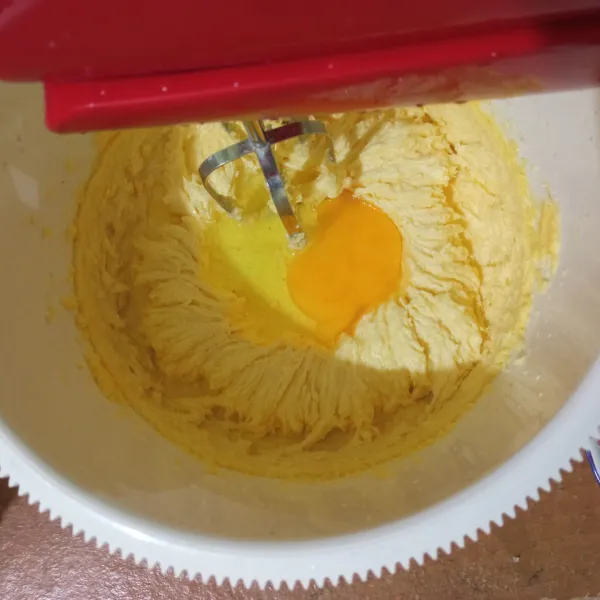 Tambahkan telur dan sebagian tepung, mixer sampai rata.