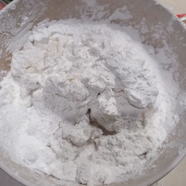 Pindahkan adonan tepung ke dalam mangkok, lalu tambahkan tepung tapioka dan aduk rata.