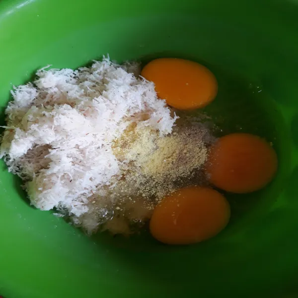 Campurkan telur, kelapa parut, lada, kaldu dan garam.