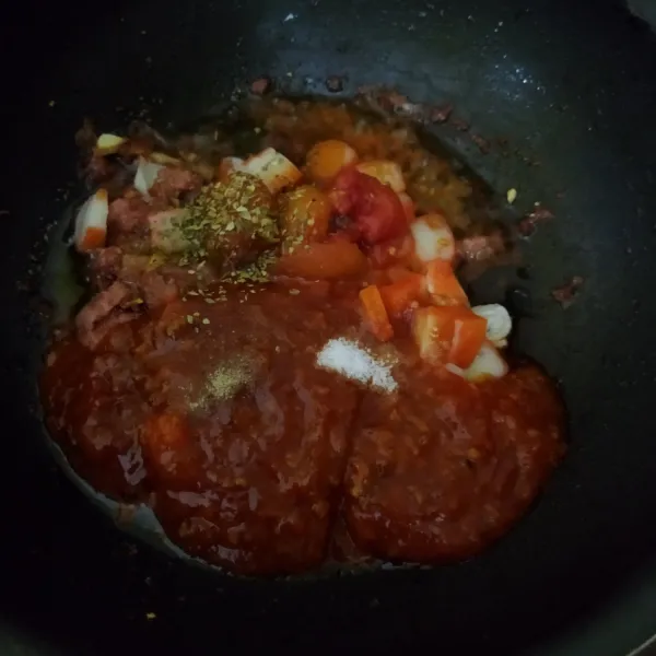 Dalam pan, leleh kan margarin lalu tumis bawang putih sampai menguning, kemudian masukkan kornet, saos bolognese, saos tomat, garam dan lada, masak sampai meletup-letup.