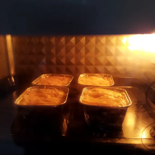 Panggang di oven dengan api atas sampai keju leleh dan permukaannya menguning. Nikmati hangat.