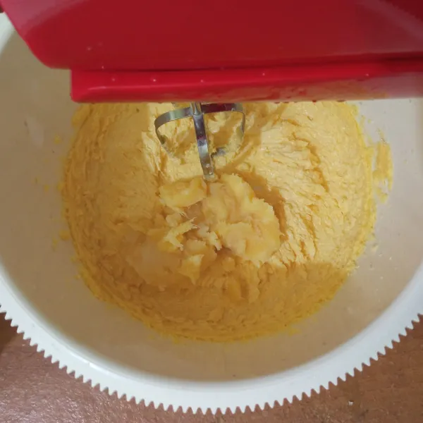 Campur margarin dan gula pasir, mixer dengan kecepatan rendah hingga gula larut, lalu masukkan tape, mixer kembali.