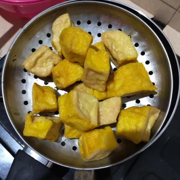 Potong kotak tahu lalu goreng hingga berkulit, tiriskan.