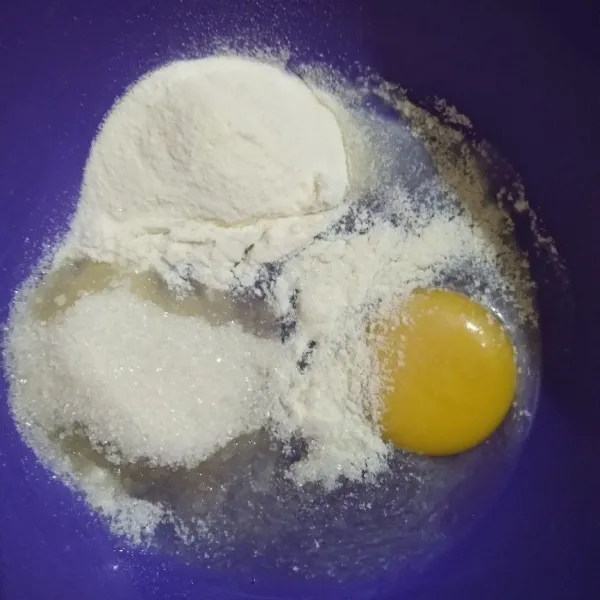 Campurkan telur, gula pasir, fibercreme dan garam, aduk rata.