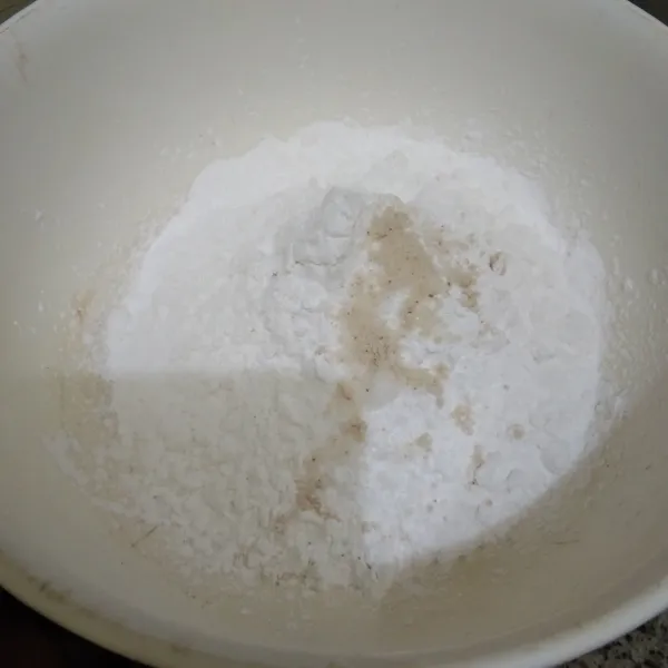 Dalam wadah campur tepung tapioka, garam, merica bubuk dan kaldu jamur, aduk rata