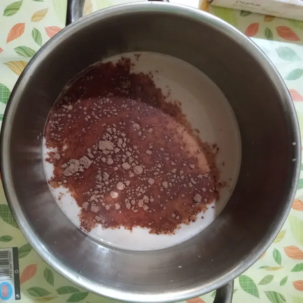 Kemudian tuang campuran kurma tadi ke dalam panci, tambahkan gula pasir, garam dan bubuk agar-agar.