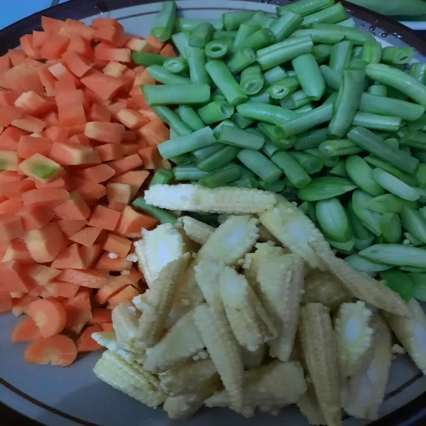 Cuci bersih wortel, buncis dan jagung muda, kemudian potong.