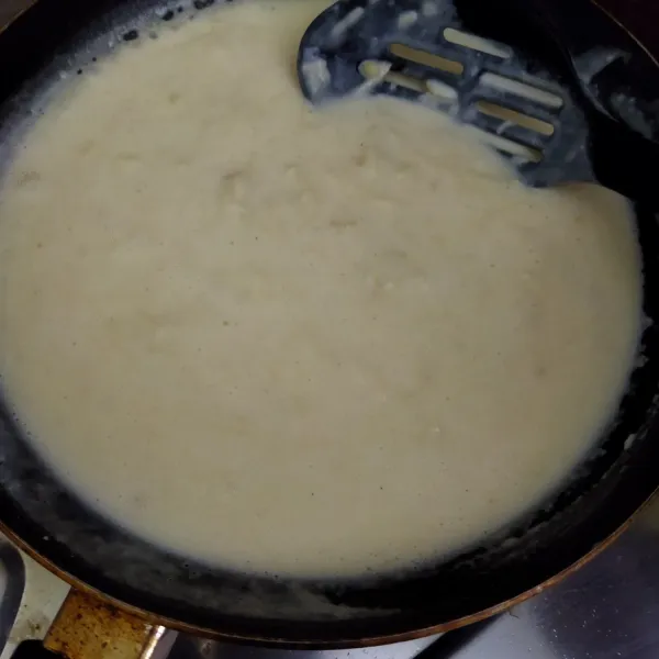 Nyalakan kembali api kompor, masak dengan api kecil sambil diaduk dan tidak ada tepung yang bergerindil. matikan kompor.