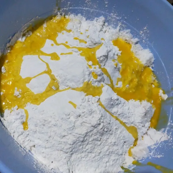 Campur tepung beras ketan dengan kelapa parut, gula pasir dan margarin cair. Aduk rata.