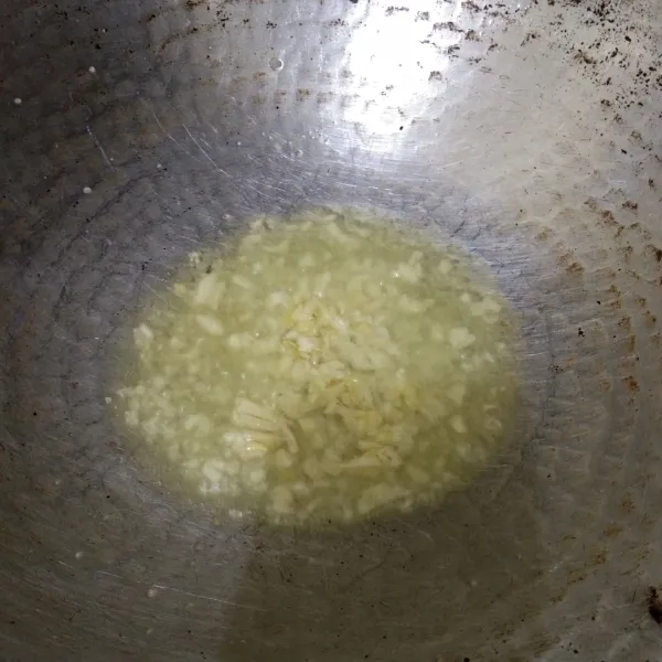 Goreng bawang putih hingga matang kecokelatan
