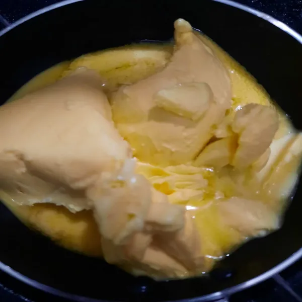 Cairkan margarin dan masukkan ke dalam adonan diatas, kemudian tambahkan baking soda dan baking powder lalu aduk rata.