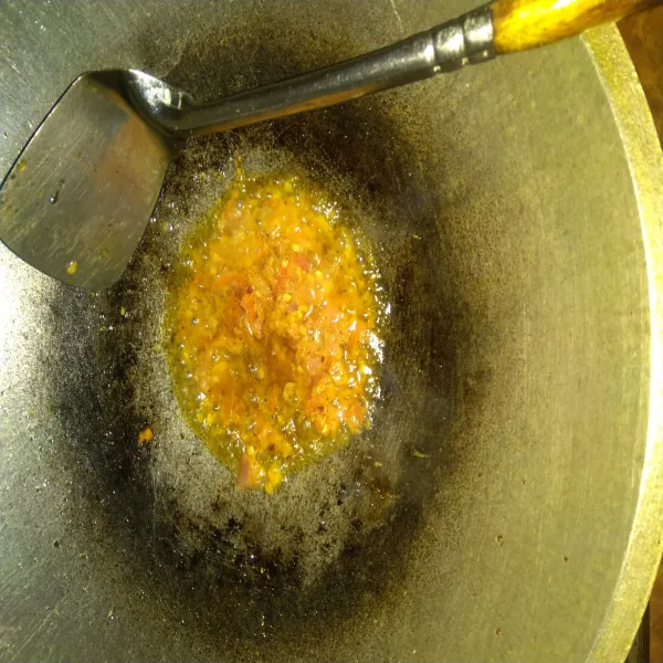 Panaskan sedikit minyak goreng, kemudian tumis bumbu halus sampai harum.